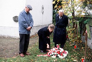 Kranzniederlegung durch die Vize-Konsulin Anna Woynarowska-Olek